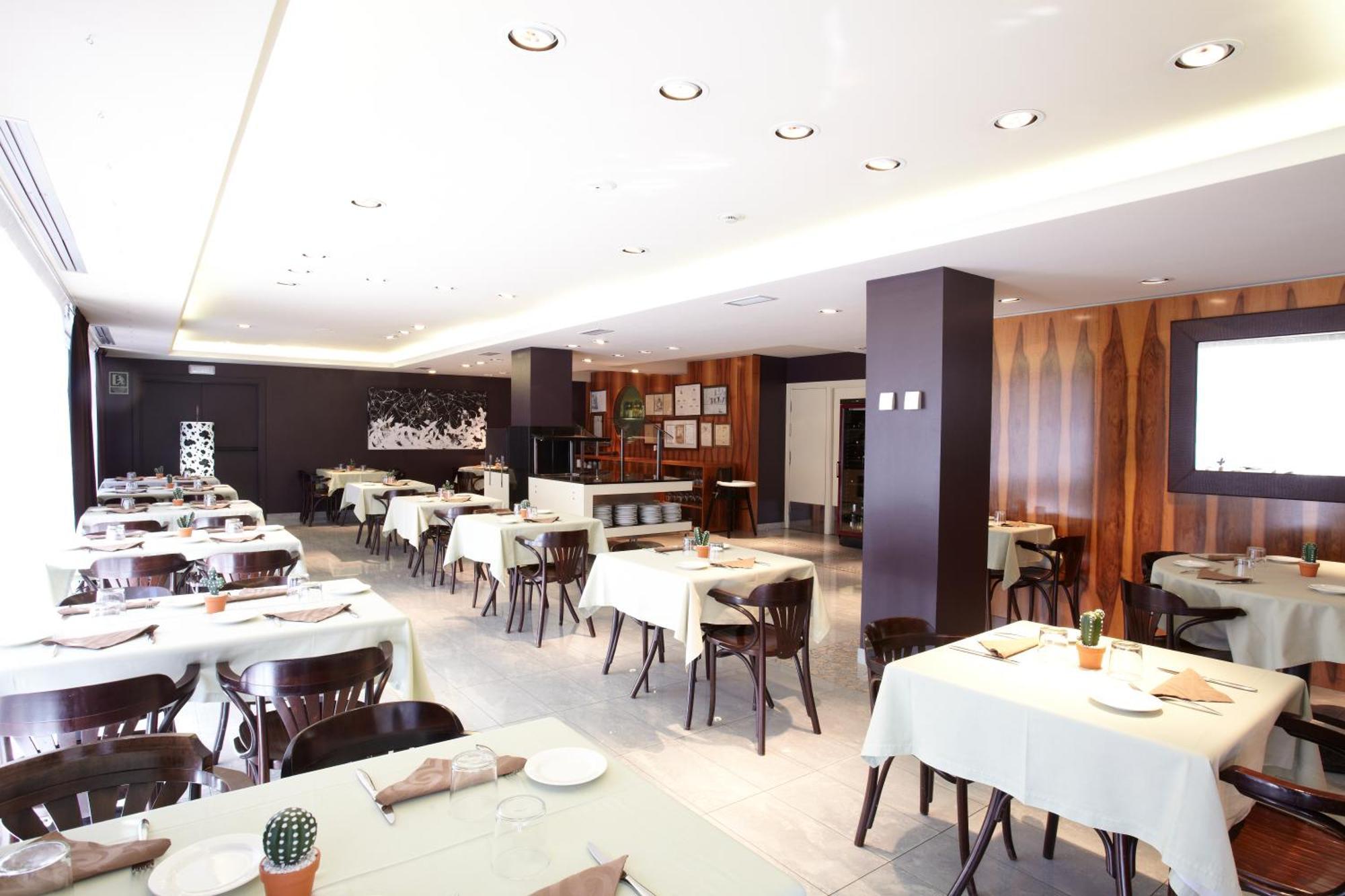 Hotel Mu La Cortinada Ресторант снимка